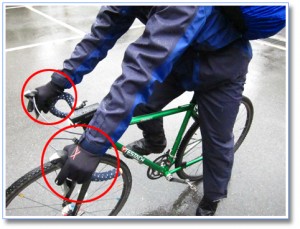 自転車　雨　手袋