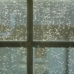 雨の日は窓を開けるのと閉めるのどっちが良い？湿度との関係性は？