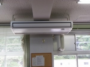 学校　職員室　エアコン