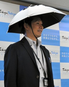 東京オリンピック かぶる傘 ダサい