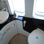 飛行機のトイレの使い方･位置･数･仕組み！トイレの近くの席は良い?