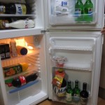 冷蔵庫で早く冷やす方法は？冷える時間はペットボトルだと何時間？