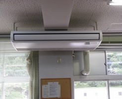 学校　職員室　エアコン