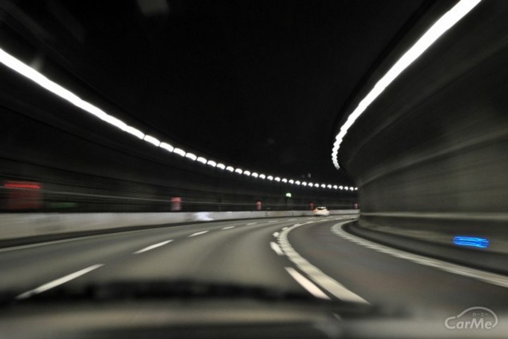オープンカー 高速道路 トンネル 屋根